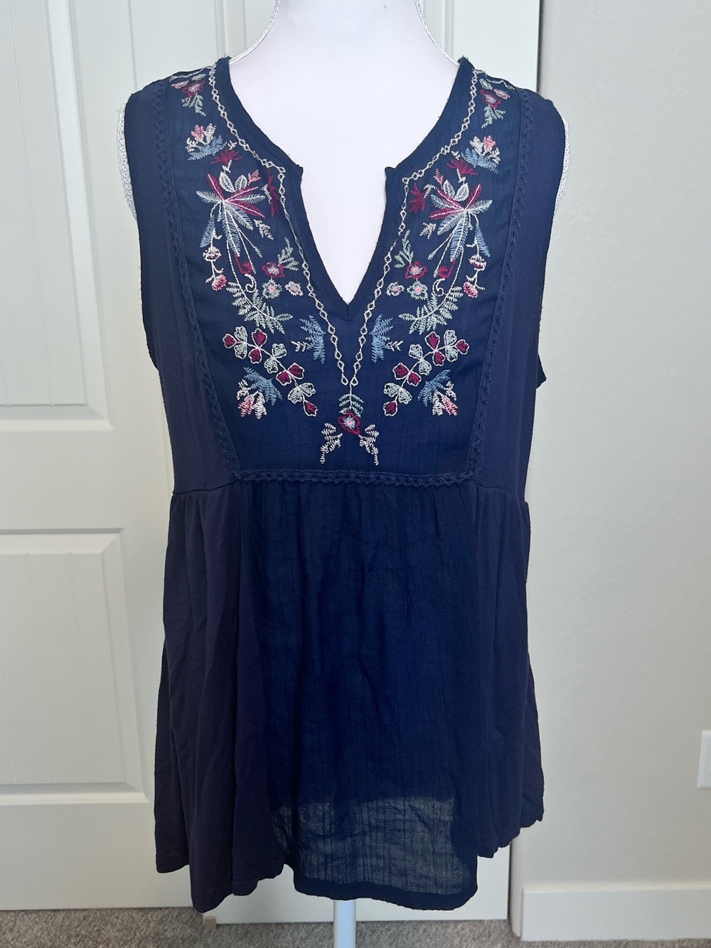 Knox Rose Navy Sleeveless Tunic with Floral Embroidery Sz Medium